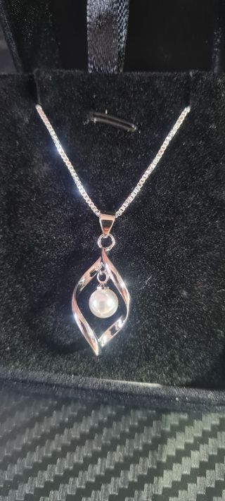 Collana con perla e design a spirale
