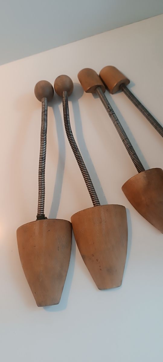 Moldes para zapatos de madera y metal.