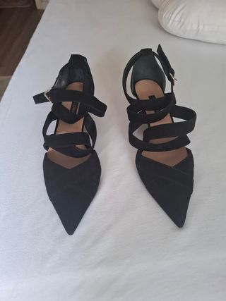 Zapatos de tacón negros con tiras .