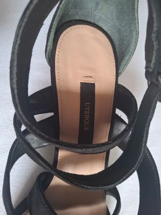 Zapatos de tacón negros con tiras .