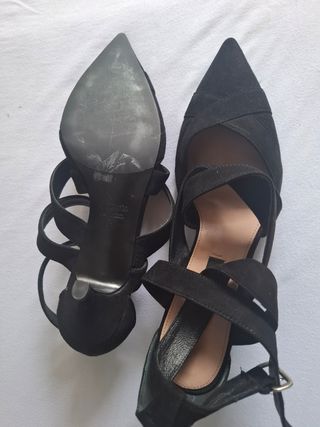 Zapatos de tacón negros con tiras .