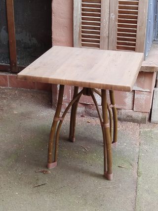 Mesa de terraza o jardín de madera y bambú