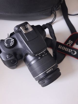 Cámara Canon EOS 4000D con funda compartimentada