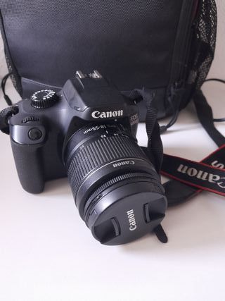 Cámara Canon EOS 4000D con funda compartimentada