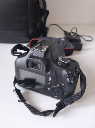 Cámara Canon EOS 4000D con funda compartimentada