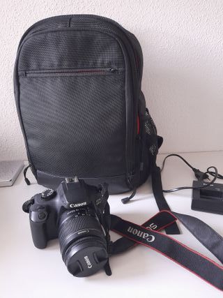 Cámara Canon EOS 4000D con funda compartimentada