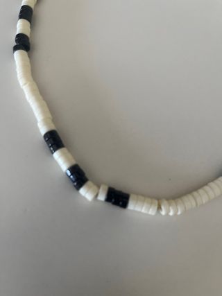 Collar de cuentas blanco y negro