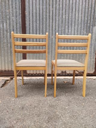 Dos sillas de madera y tela
