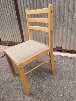 Dos sillas de madera y tela