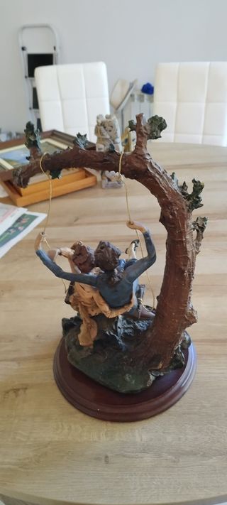 Figura decorativa de pareja en columpio