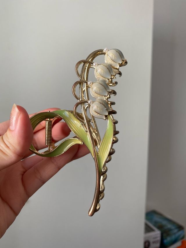 Pinza de pelo con flores de lirio