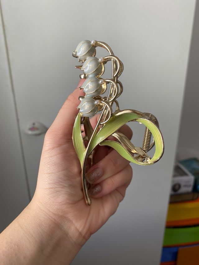 Pinza de pelo con flores de lirio