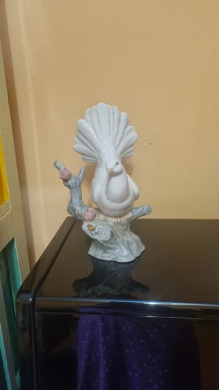 Figura de porcelana de paloma