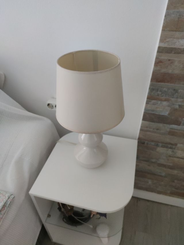 Lámpara de mesa beige y blanca