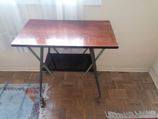 Escritorio con ruedas de madera y metal