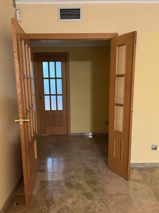 Puerta de salón de madera