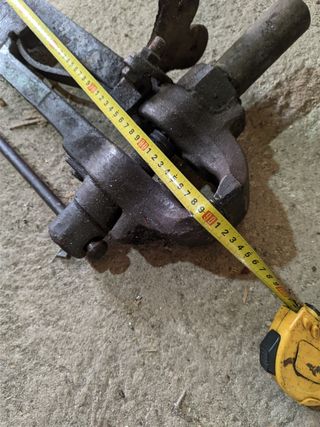 Tornillo de banco herrero antiguo tengo 2