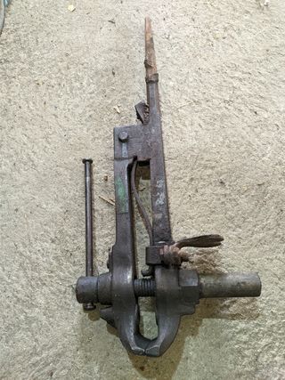 Tornillo de banco herrero antiguo tengo 2