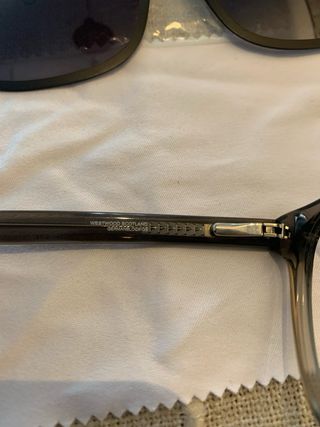 Montura de acetato con protección solar .