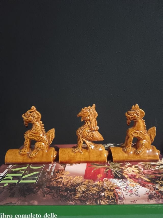 Tre tegole cinesi decorative