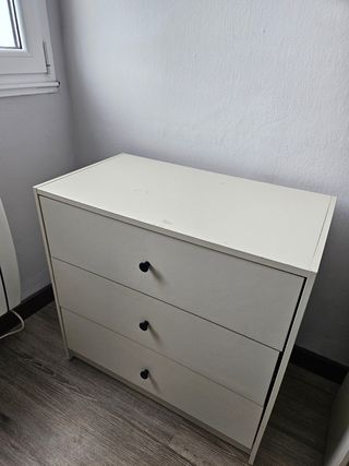 CHOLLO! 
Armario, cama, cajonera, estantería, cabe
