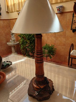 Lámpara de mesa de madera