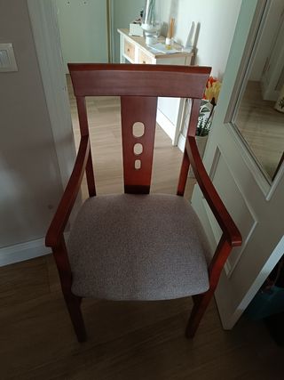 Silla de comedor de madera marrón