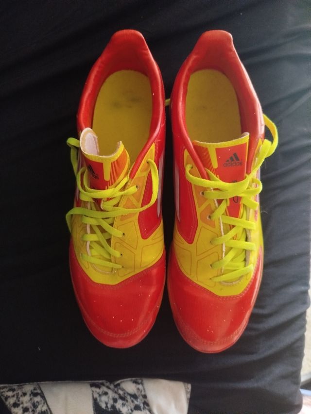 Botas de fútbol Adidas rojas y amarillas
