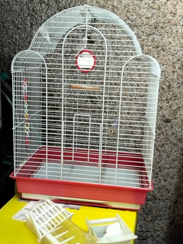 Jaula para pájaros blanca y roja