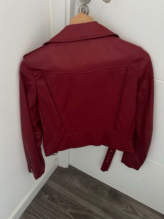 Cazadora de cuero roja Zara