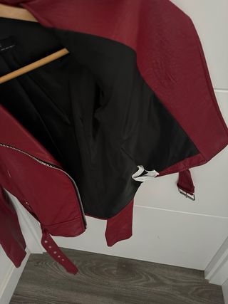 Cazadora de cuero roja Zara