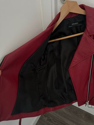 Cazadora de cuero roja Zara