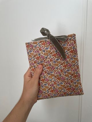 Funda Kindle Estampado Floral con Lazo