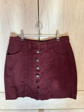 Falda corta granate con botones de Stradivarius
