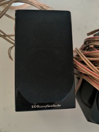 Altavoces Wharfedale Negro