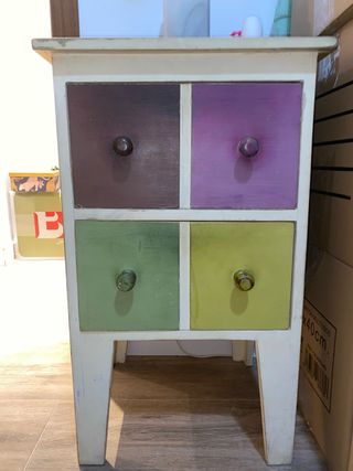 Mesita de noche de madera con cajones de colores