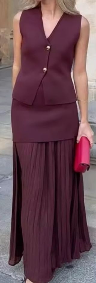 Traje de punto color burdeos con botones dorados