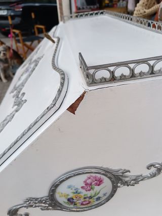 Secreter blanco y plateado