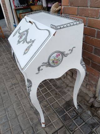 Secreter blanco y plateado