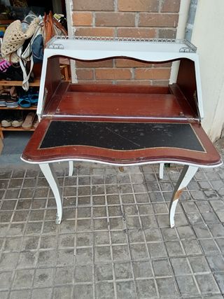 Secreter blanco y plateado