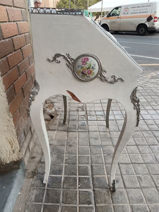 Secreter blanco y plateado