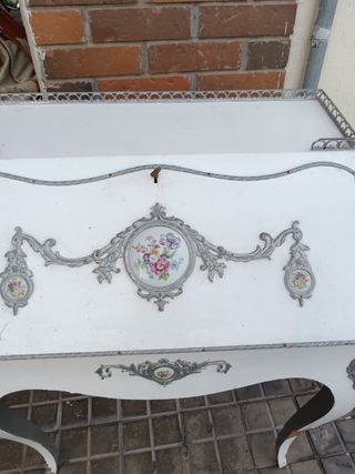 Secreter blanco y plateado