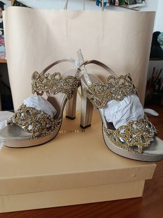 Sandalias de fiesta doradas con pedrería
