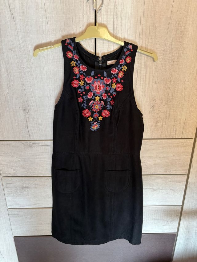 Vestido Negro Hollister con bordado floral