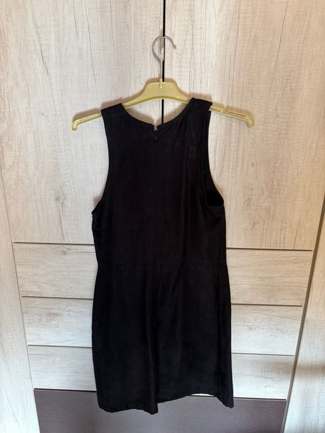 Vestido Negro Hollister con bordado floral