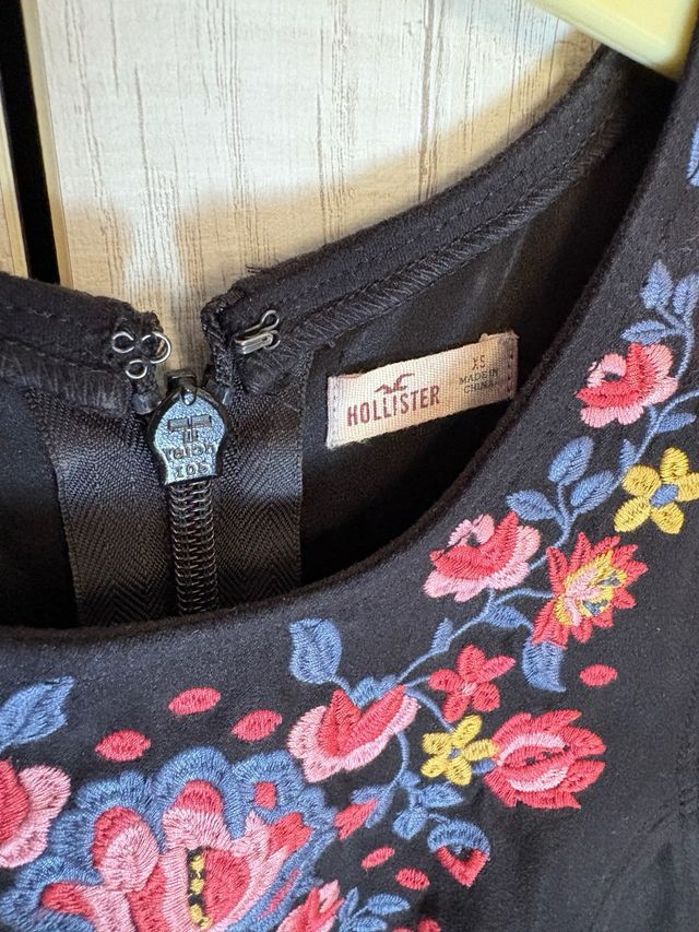 Vestido Negro Hollister con bordado floral