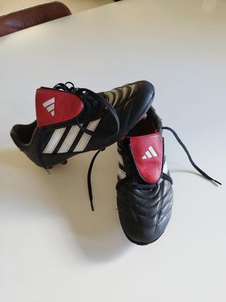 Botas de fútbol Adidas negras y rojas