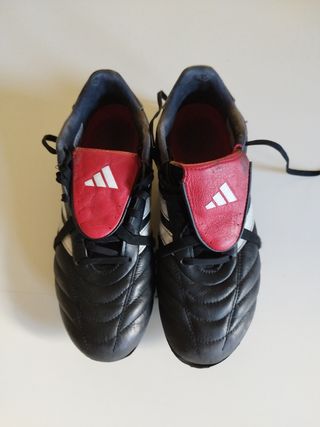 Botas de fútbol Adidas negras y rojas