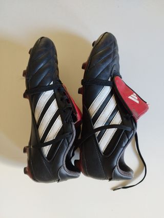 Botas de fútbol Adidas negras y rojas