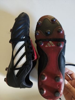 Botas de fútbol Adidas negras y rojas